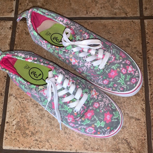RUE 21 Low Lace Sneaker - Picture 3 of 10